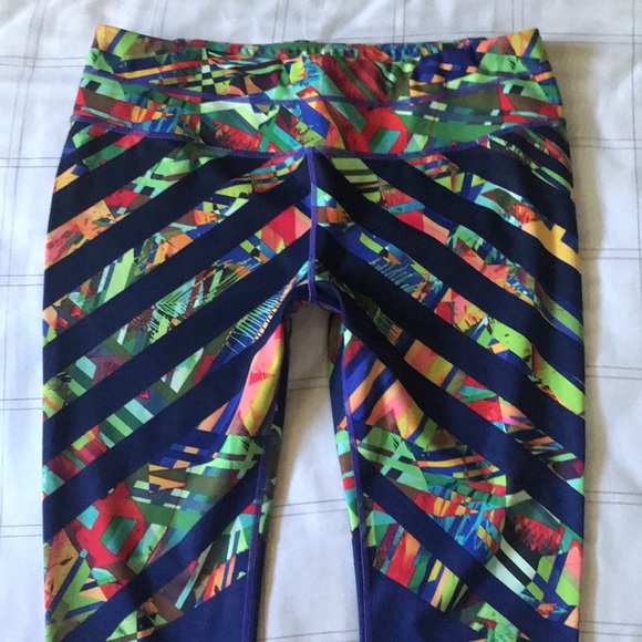 ATHLETA Blue Orange Sonar Kaleidoscope Colorful Chevron Cropped Leggings Sz L - Picture 8 of 11
